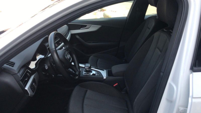 Audi A4 2.0 TDI S tronic interior izq
