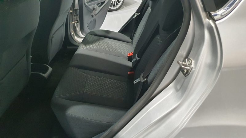 FORD Fiesta 1.6 TDCI Titanium 5p asientos traseros
