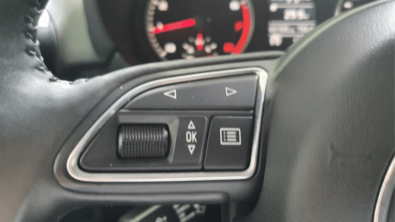 Audi A1 rojo attraction, mandos del volante