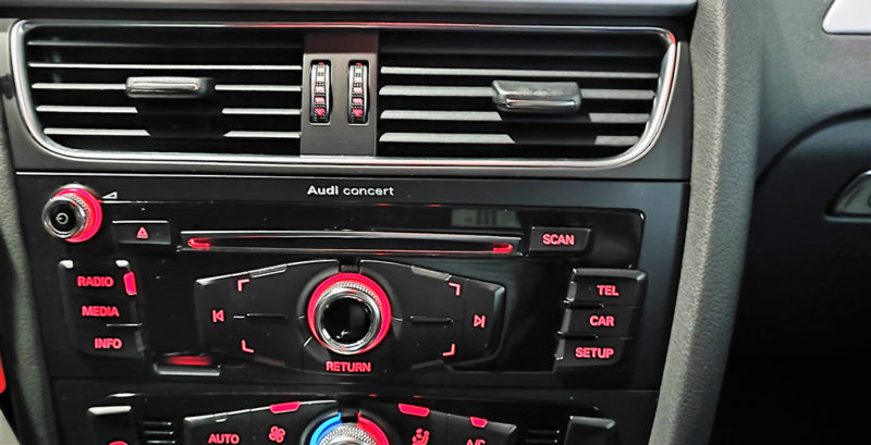 AUDI A4 2.0 TDI 150CV Multitronic S Line Edition detalle del panel frontal